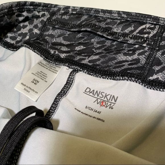Danskin Now Fitted Crop Leggings size Small | Gray Leopard 18" Inseam - Picture 5 of 9